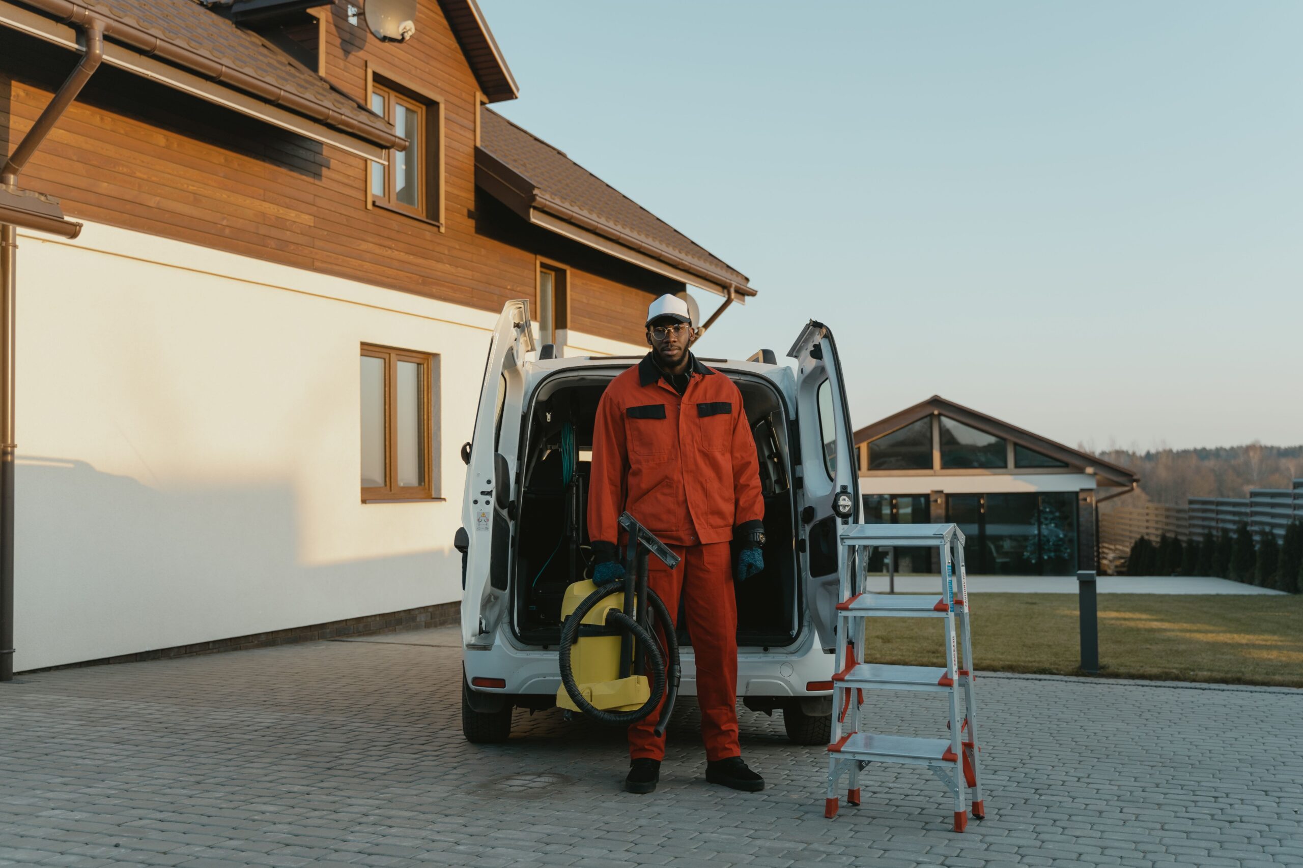 Agent de nettoyage avec aspirateur industriel après travaux à Porto-Vecchio — SK Nettoyage
